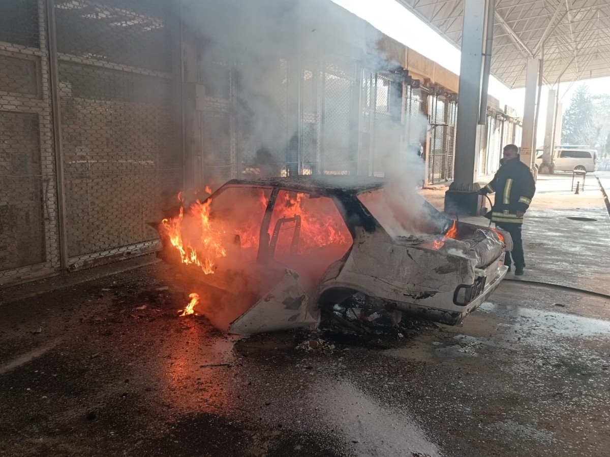 Hurdaya ayrılan otomobil madde bağımlıları tarafından yakıldı  - Videolu Haber