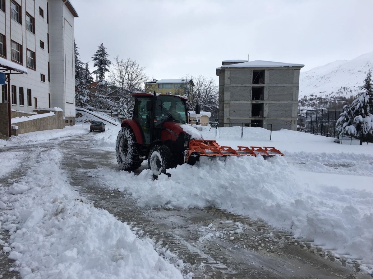 Çelikhan’da karın kapattığı yolları belediye ekipleri açıyor  - Videolu Haber