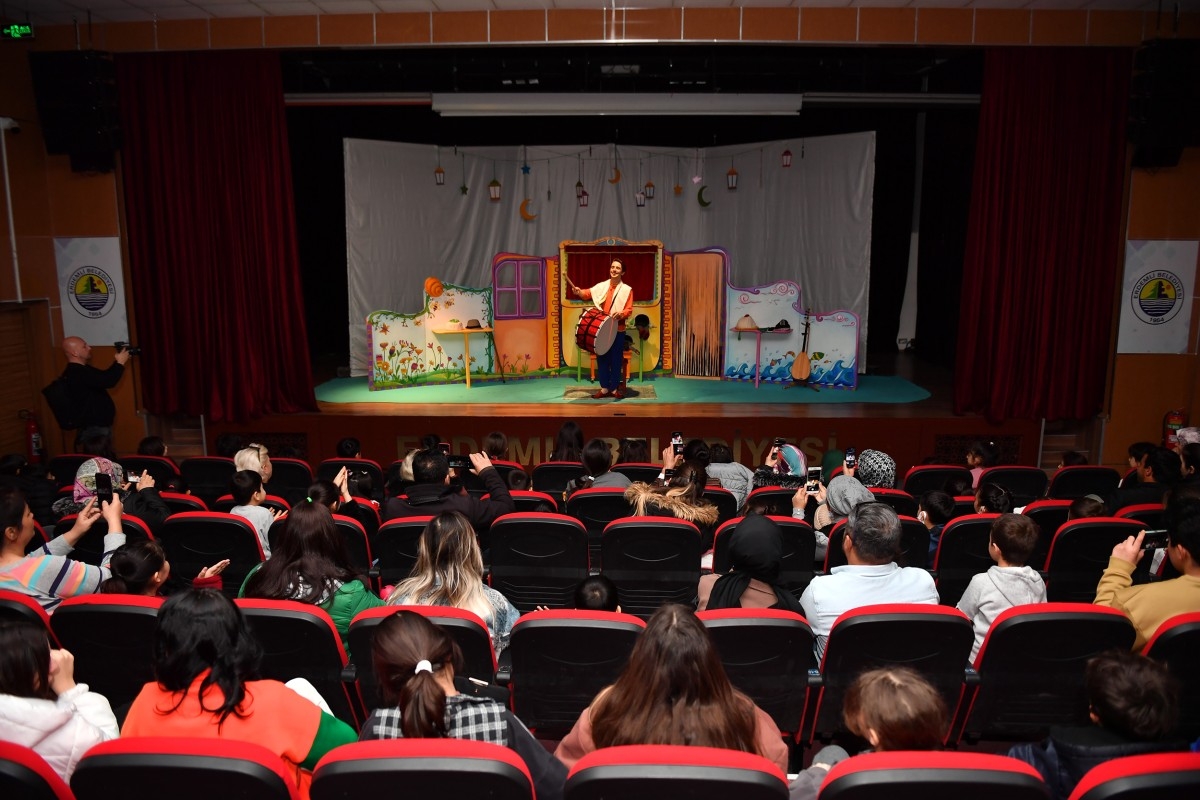 Çocuklara karne hediyesi tiyatro oyunu sergilendi  - Videolu Haber