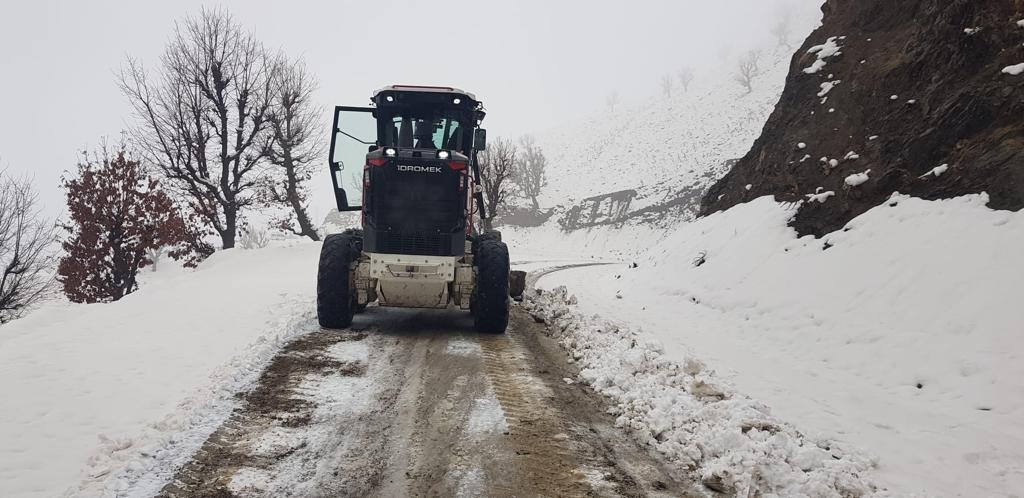 Kar nedeniyle kapanan yolların açma çalışması devam ediyor   - Videolu Haber