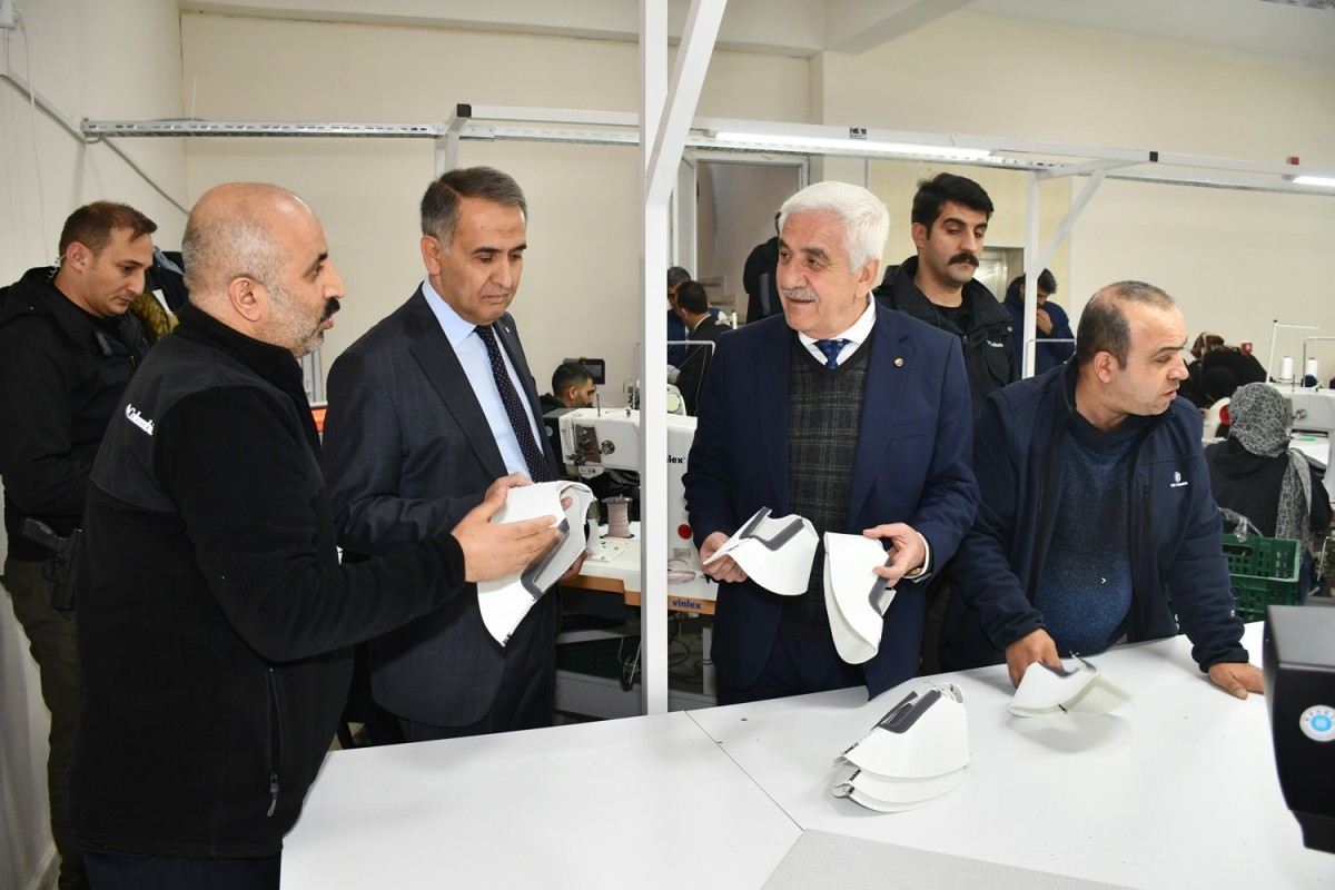 Vali Çuhadar ASGEM’de ayakkabı üretim atölyelerini gezdi