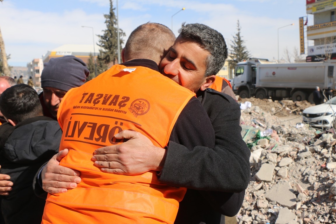 Depremzede Esma'dan, AFAD gönüllüsüne ağlatan istek  - Videolu Haber