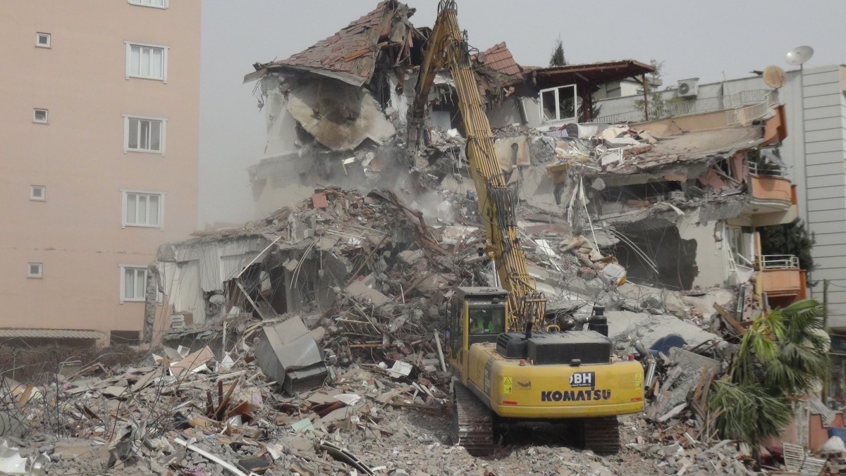 Hasarlı binaların kontrollü şekilde yıkımı gerçekleştiriliyor  - Videolu Haber