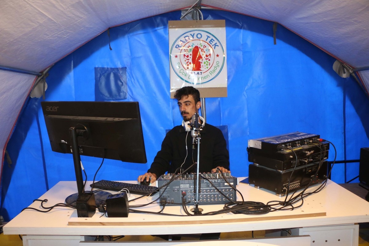 Adıyaman'da yerel radyo çadırda yayına başladı