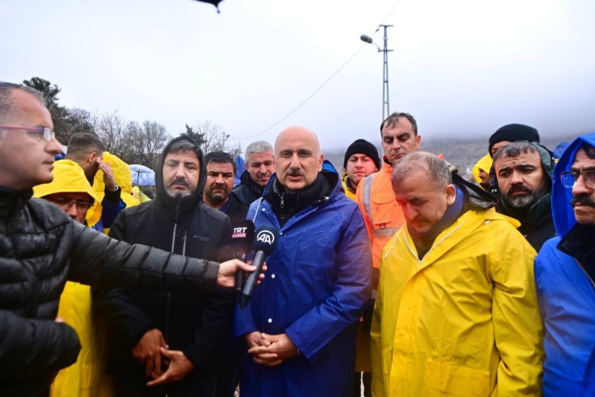 Bakan Karaismailoğlu: 160 kişilik ekibimiz arama çalışmasını sürdürüyor