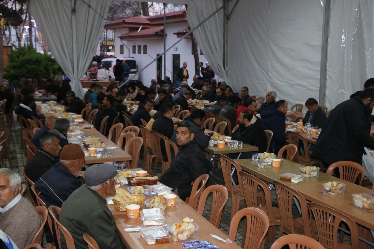 Adıyaman'da 70 noktada ilk iftar açıldı