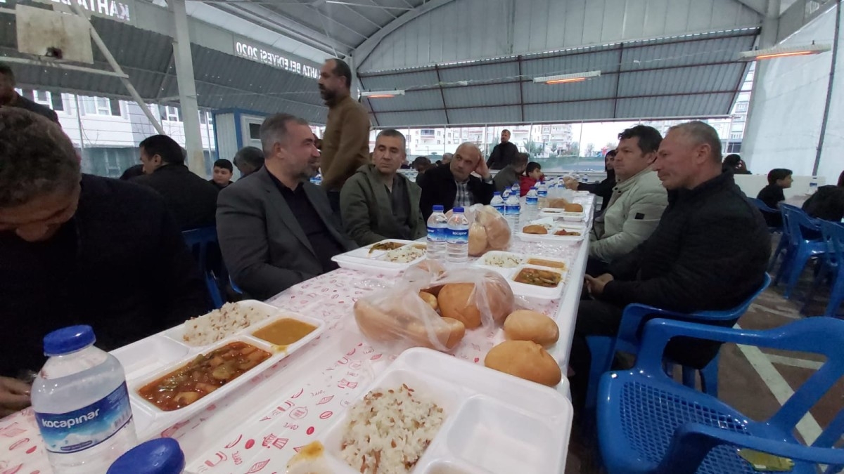 Başkan Turanlı, ilk iftar gününde vatandaşlarla aynı sofrayı paylaştı