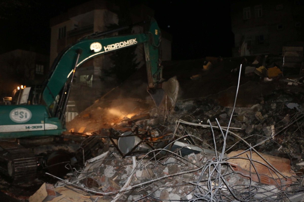 Adıyaman'da yağışa dayanamayan ağır hasarlı bina çöktü  - Videolu Haber