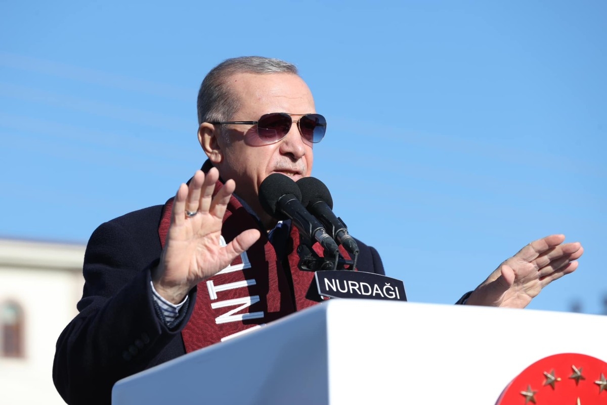 Erdoğan: Depremin yıktığı şehirlerimizin tamamını ayağa kaldırmadan durup dinlenmeyeceğiz