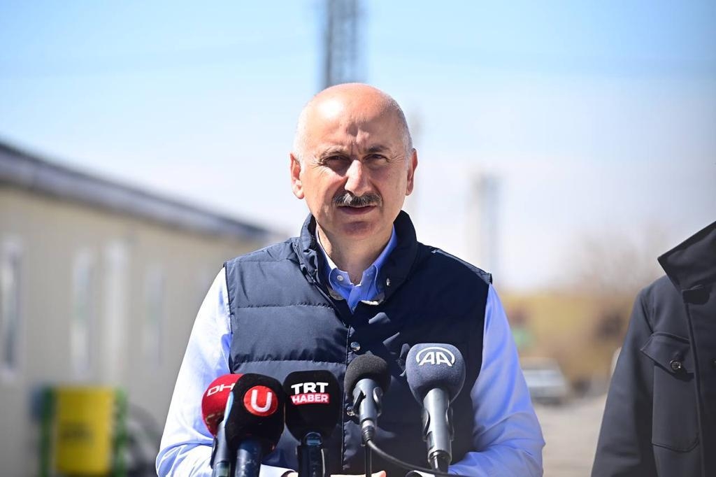 Bakan Karaismailoğlu: Adıyaman'daki konteyner ve prefabrik evlerde 1700 aile barınıyor