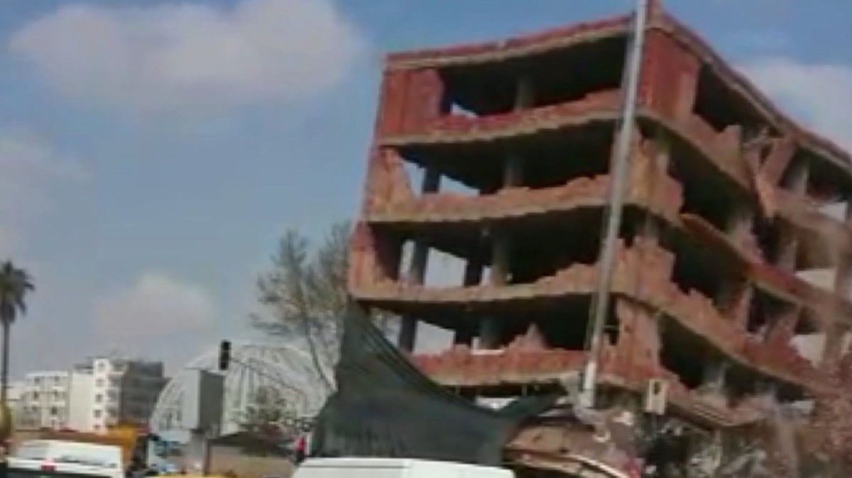Adıyaman'da 5 katlı inşaat çökme anı görüntülendi  - Videolu Haber