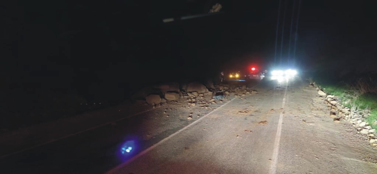 Kahta’da yağışlardan dolayı kaya parçaları yola düştü