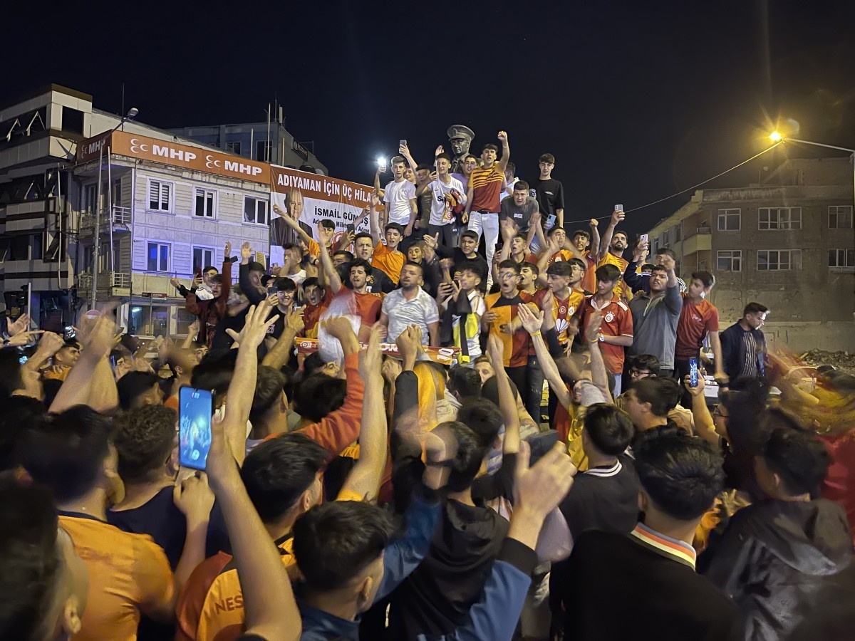 Galatasaray'ın şampiyonluğu coşkuyla kutlandı  - Videolu Haber