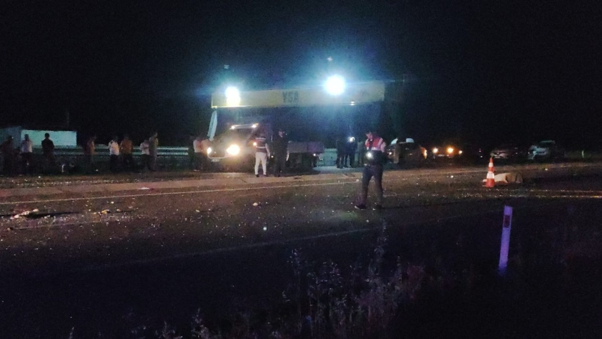 Otomobil ile traktör çarpıştı: 1 ölü, 1 yaralı  - Videolu Haber