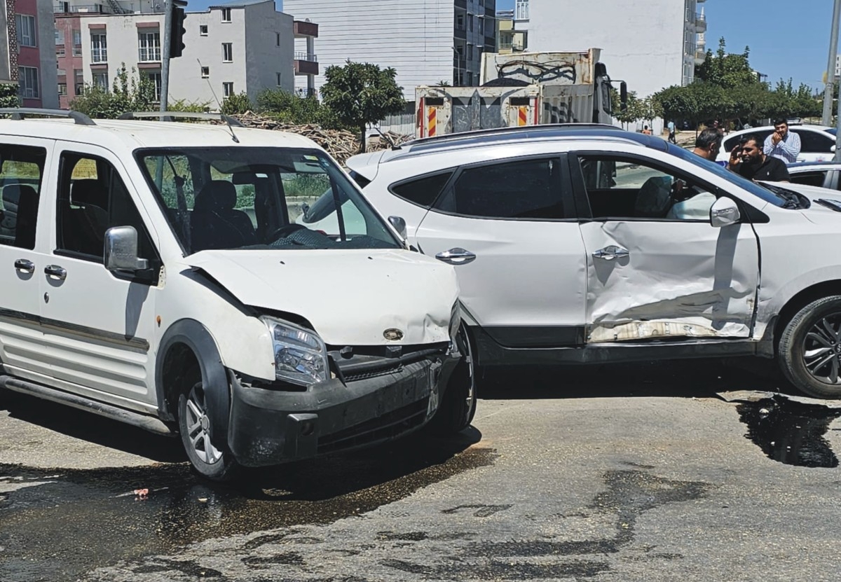 Kahta'da hafif ticari araçların karıştığı kazada 3 kişi yaralandı