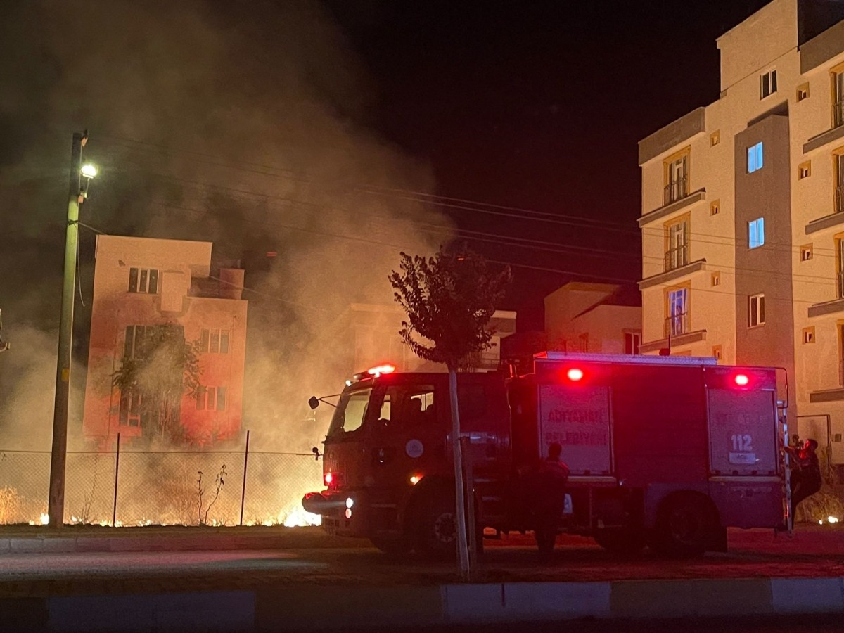 Alevler, binalara sıçramadan kontrol altına alındı  - Videolu Haber