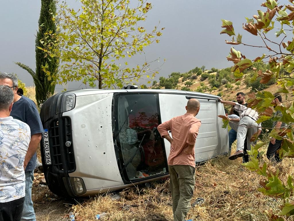 Besni’de otomobil ile hafif ticari araç çarpıştı: 5 yaralı