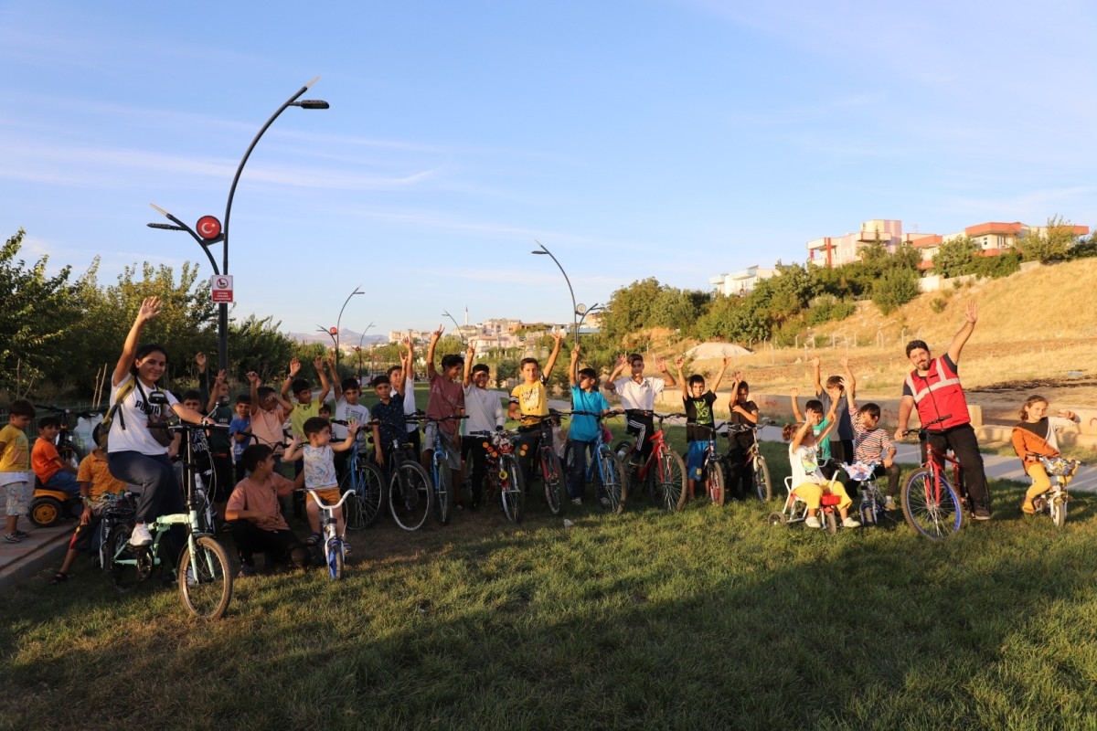 Çocuklar bisiklet turu etkinliğinde doyasıya eğlendiler