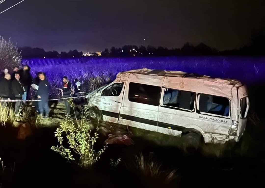 Yolcu minibüsü şarampole yuvarlandı: 1 ölü, 10 yaralı