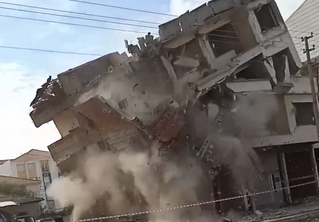 Adıyaman'da 3 katlı bina korna sesiyle çöktü  - Videolu Haber
