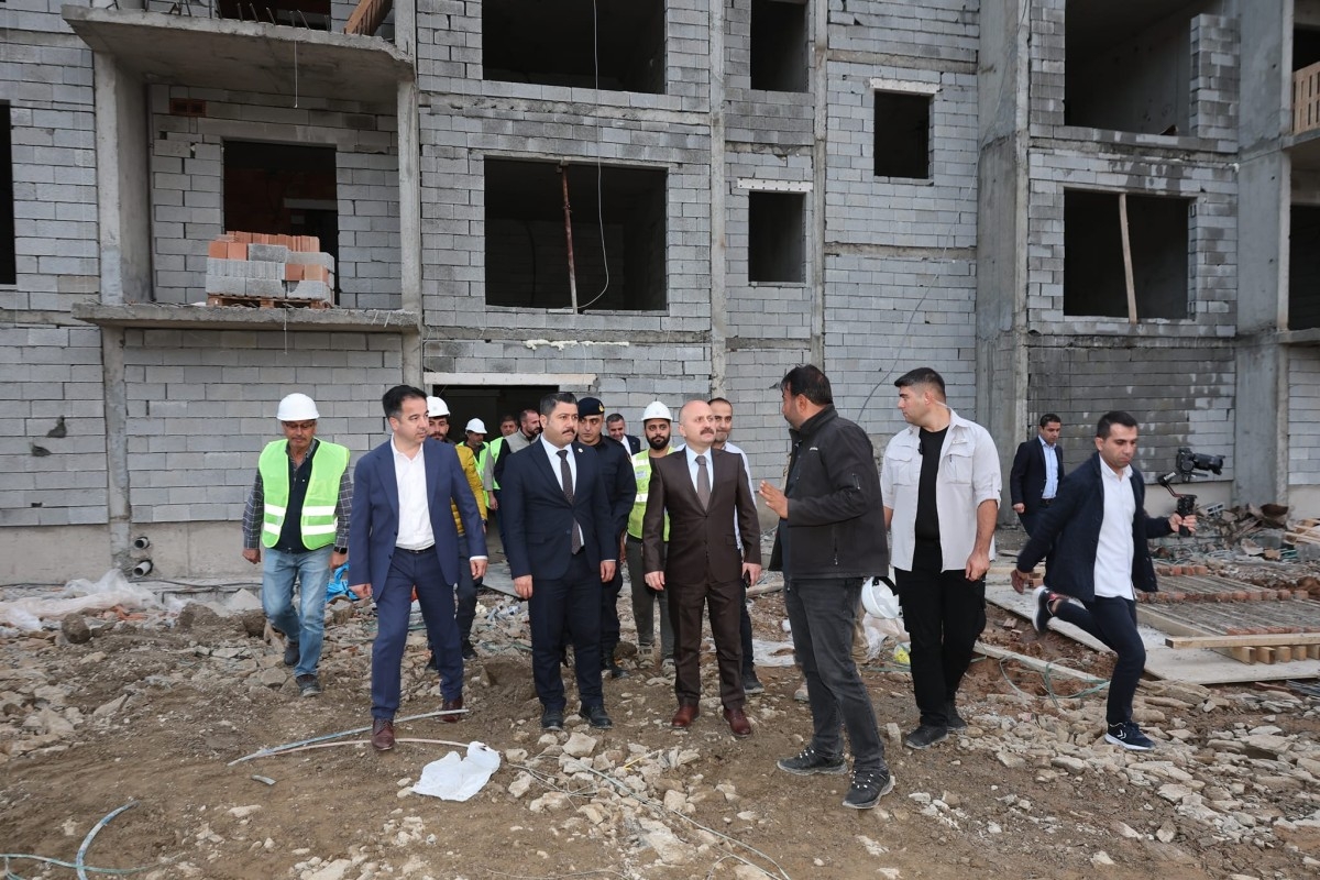 Vali Osman Varol, Sincik'te deprem konutlarını inceledi