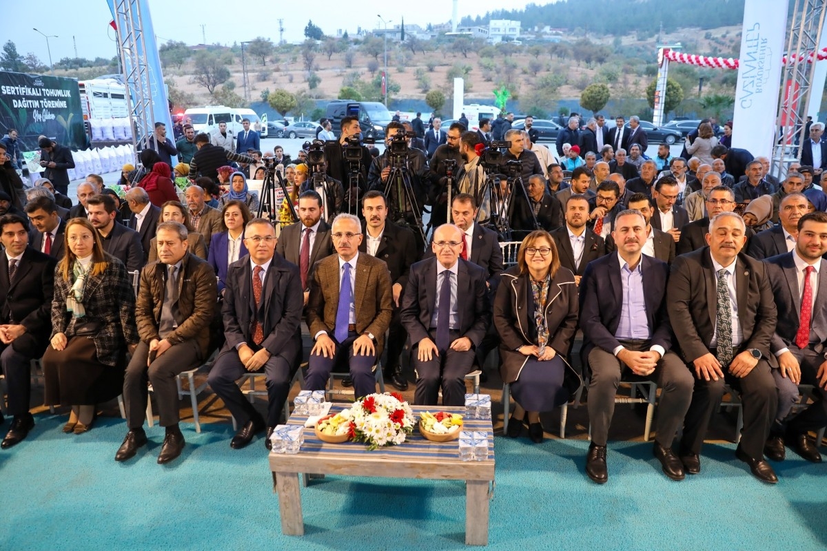 Bakan Şimşek ve Uraloğlu’nun katılımıyla mazot ve tohum dağıtım töreni düzenlendi