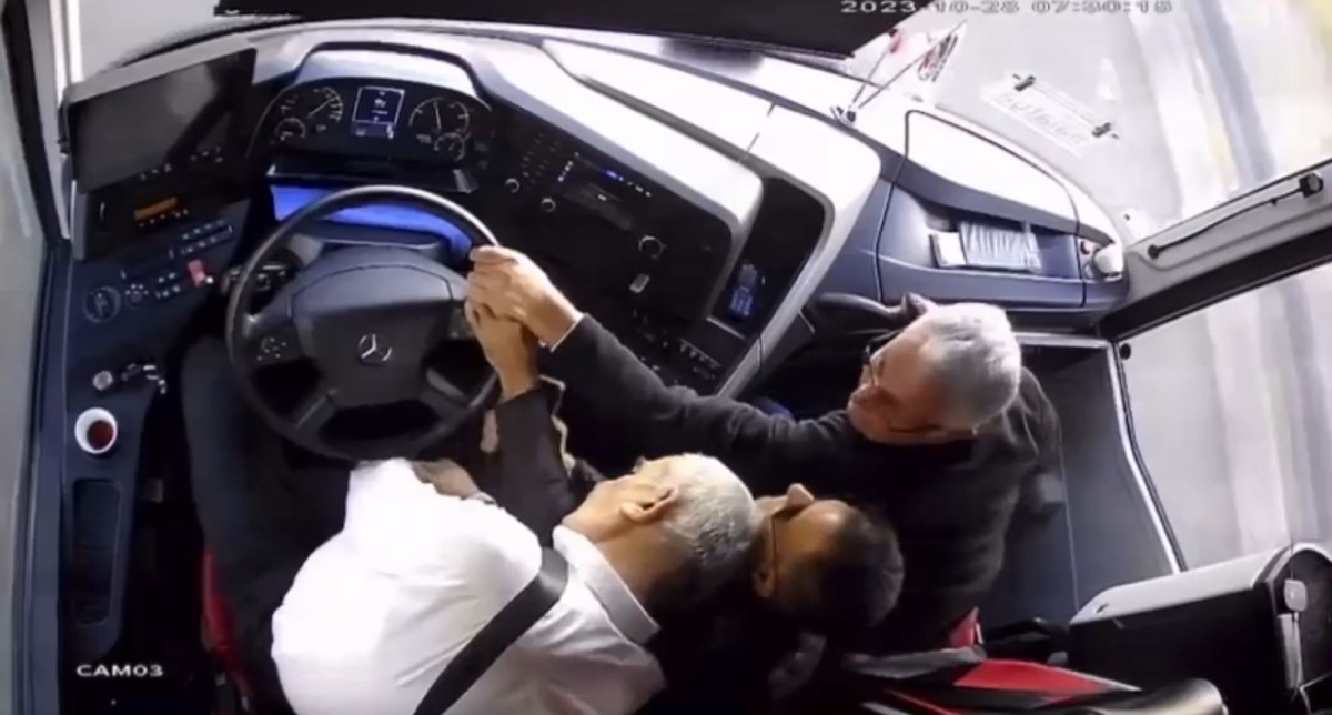 Otobüs şoförünün direksiyon başında kalp krizi geçirdi  - Videolu Haber