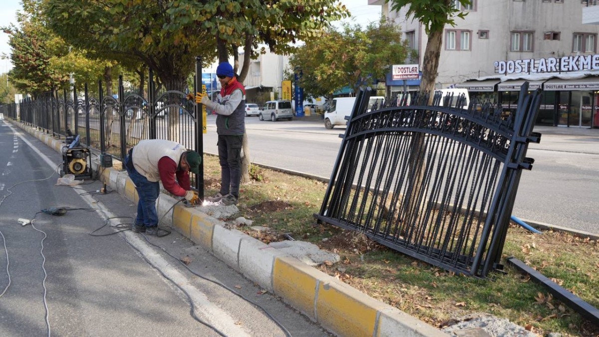 Atatürk Bulvarında ferforje montaj çalışmaları devam ediyor