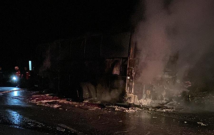 Malatya'da alev alan yolcu otobüsünü itfaiye ekipleri söndürdü