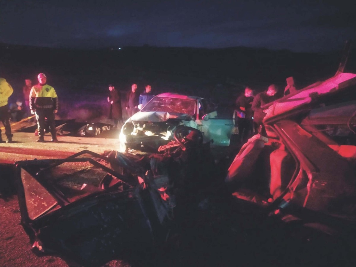 Kahta’da otomobiller kafa kafaya çarpıştı: 4 ölü, 6 yaralı