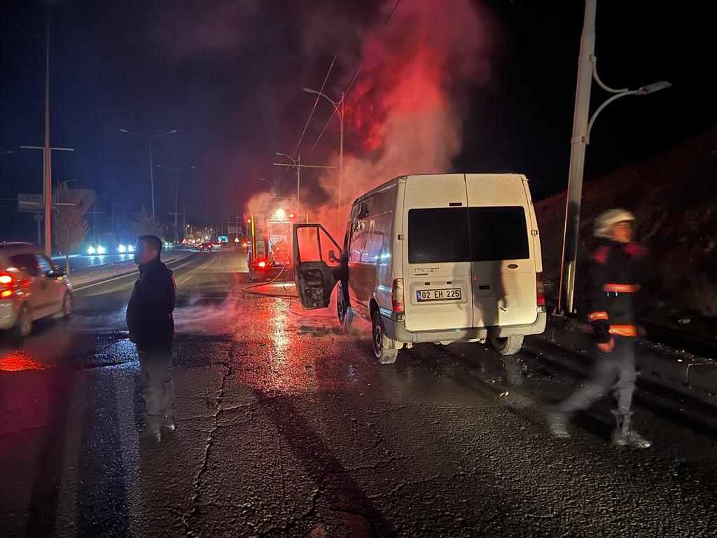 Seyir halindeki minibüs alev alev yandı  - Videolu Haber