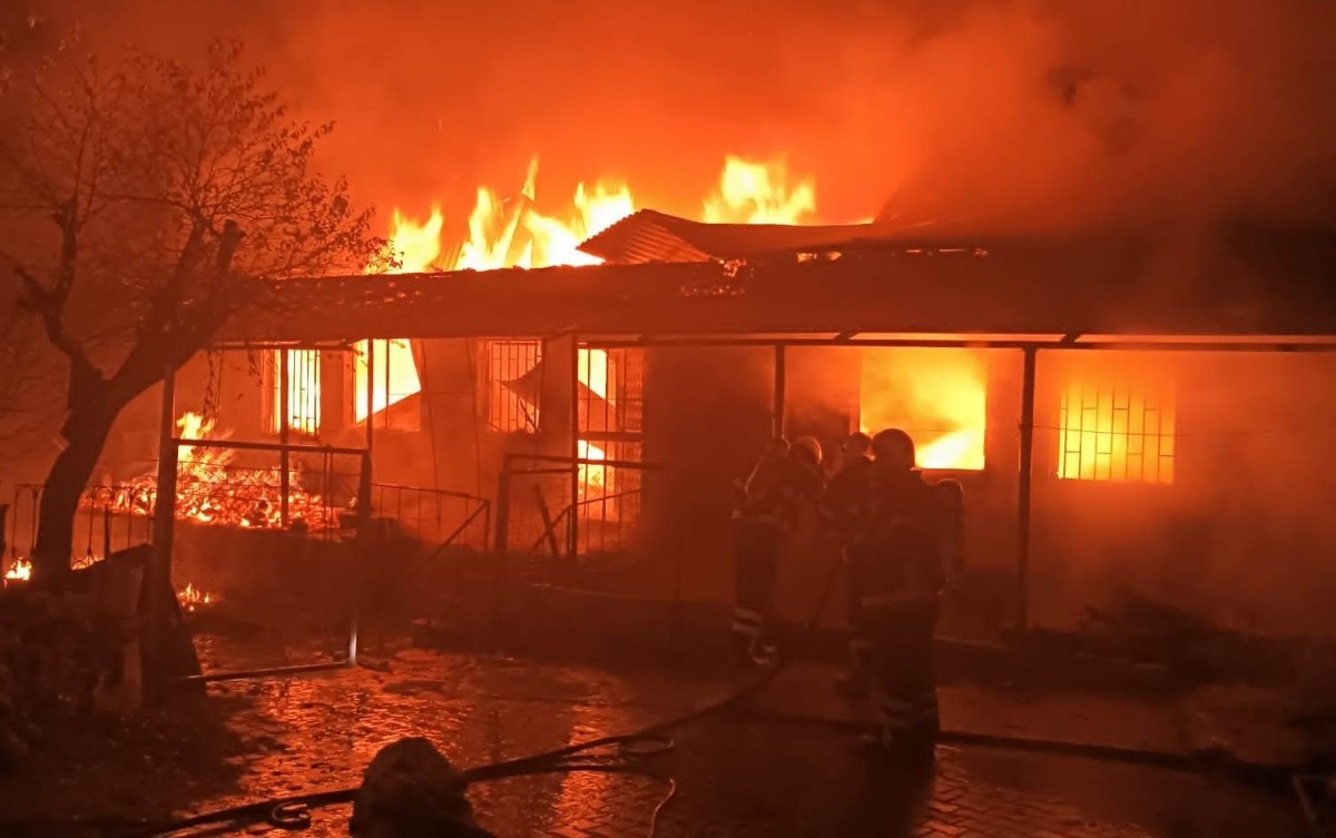 Yangında ev kullanılamaz hala geldi  - Videolu Haber