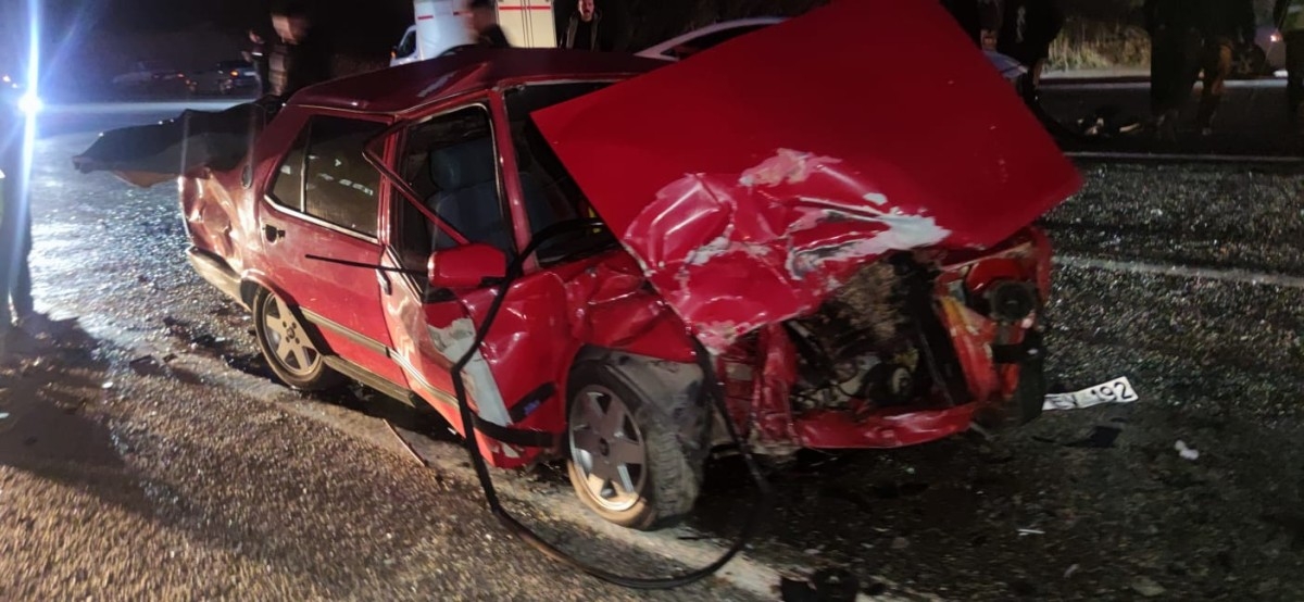 İki otomobil çarpıştı: 2 yaralı  - Videolu Haber