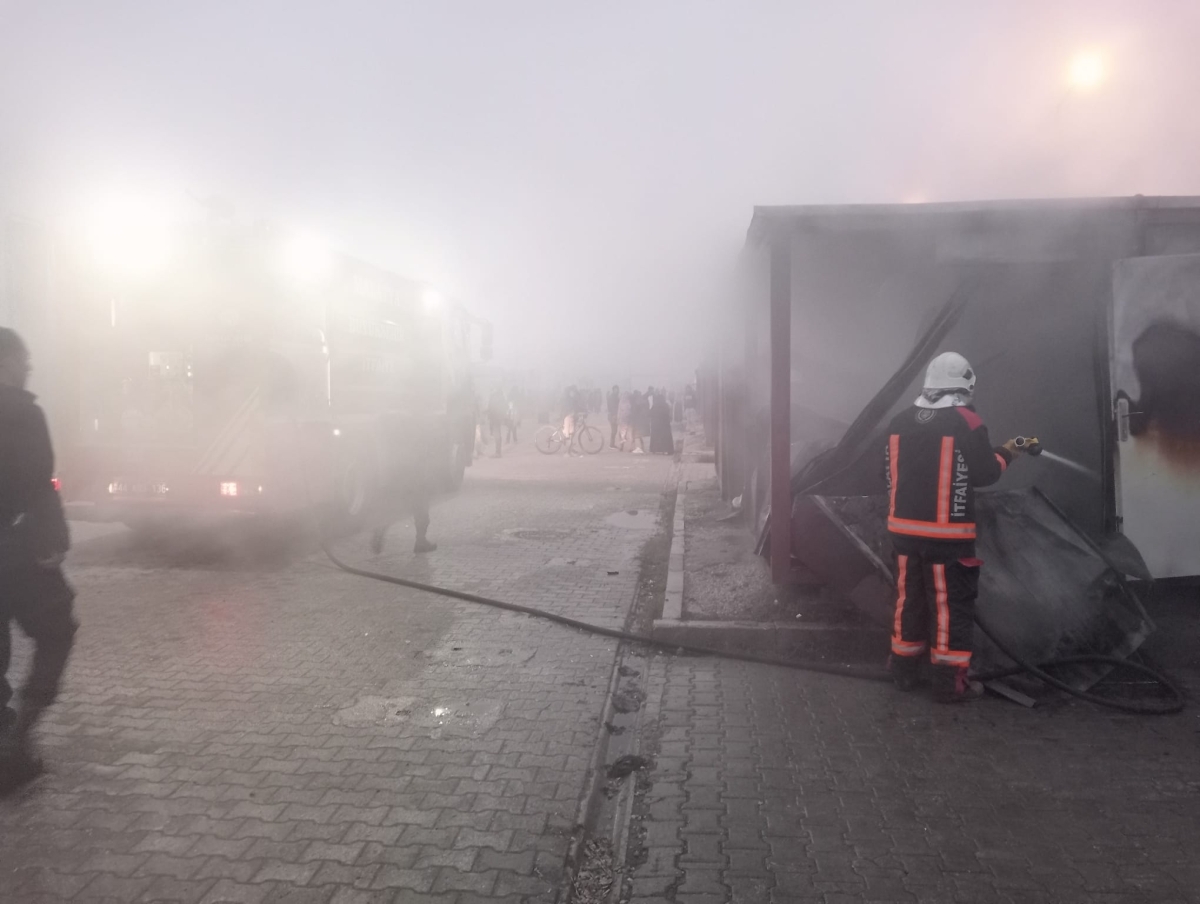 Malatya'da konteyner kentte korkutan yangın  - Videolu Haber