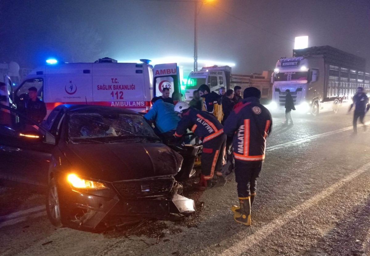Otomobiller kafa kafaya çarpıştı: 1 ölü, 5 yaralı  - Videolu Haber