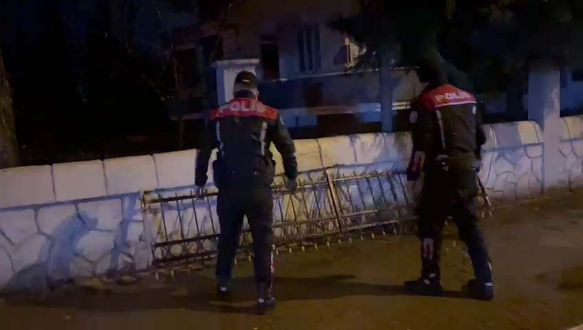 Polis ekiplerinden ağır hasarlı binadaki hırsızlara suçüstü  - Videolu Haber