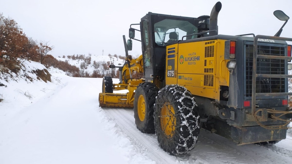 Malatya'da karla mücadele çalışmaları hız kesmeden devam ediyor  - Videolu Haber