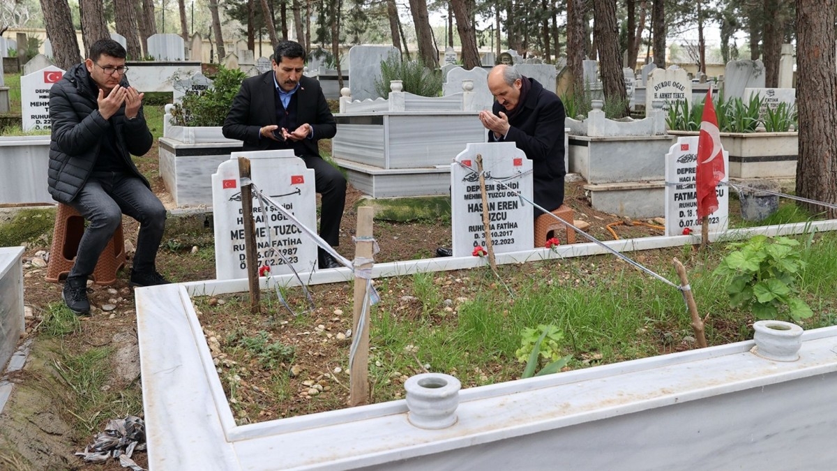 Başkan Okay depremde hayatını kaybeden personeli mezarı başında andı