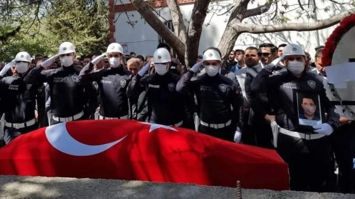 Cenazesine 14 ay sonra ulaşılan Şehit polis memuru defnedildi