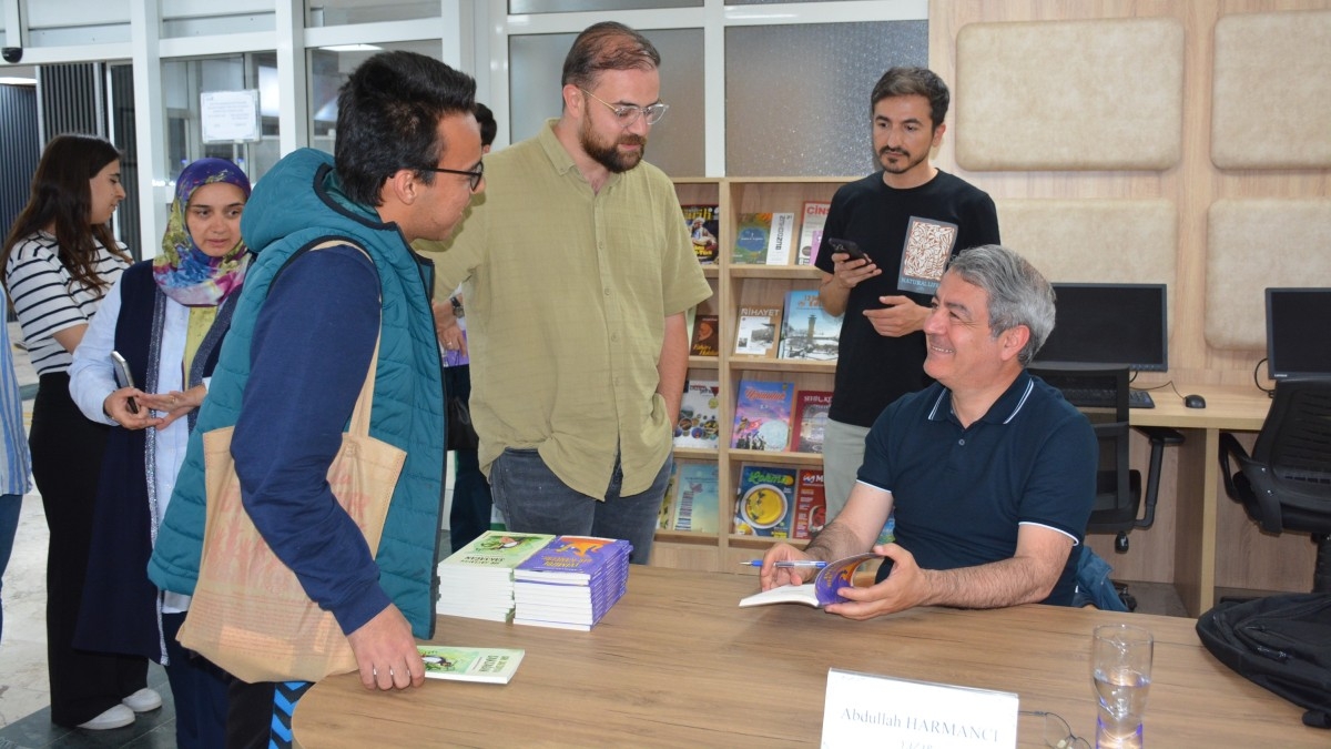 Yazar Harmancı Türk Edebiyatı’nda eleştiri konusunu ele aldı