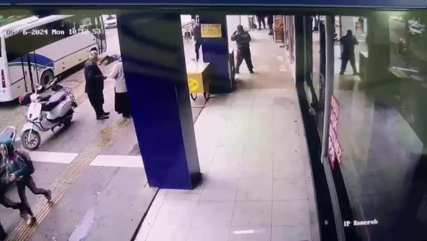 Otobüsün yaşlı adama çarpma anı güvenlik kamerasına yansıdı  - Videolu Haber