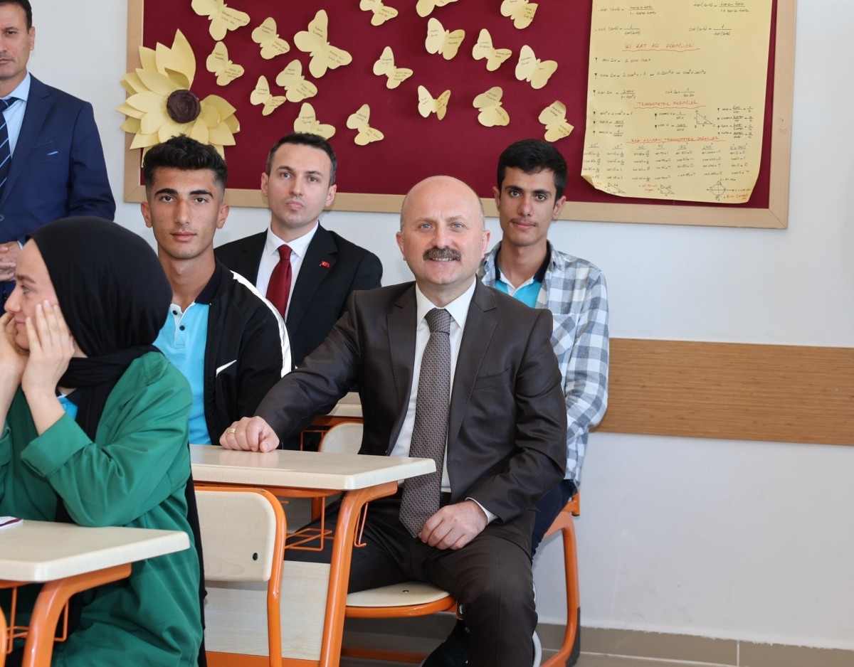 Vali Varol Samsat Çok Programlı Anadolu Lisesi'ni ziyaret etti