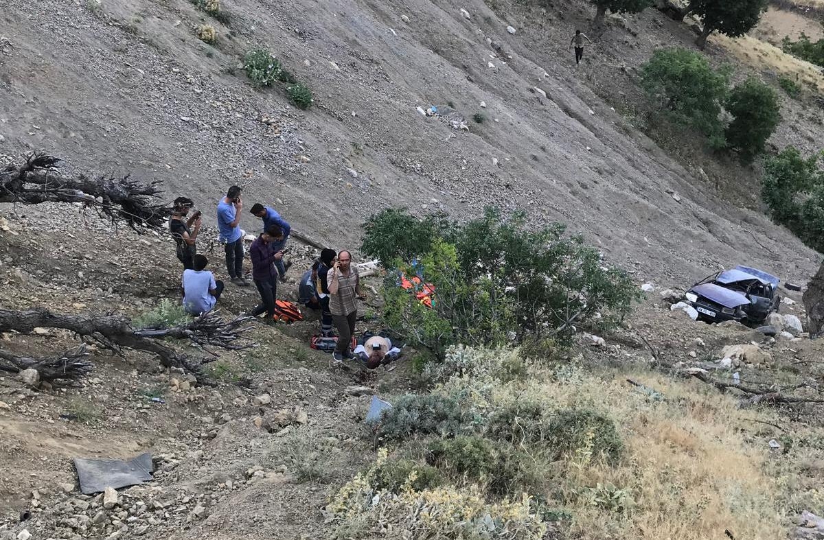 Uçuruma yuvarlanan otomobildeki 1 kişi öldü, 1 kişi yaralandı  - Videolu Haber