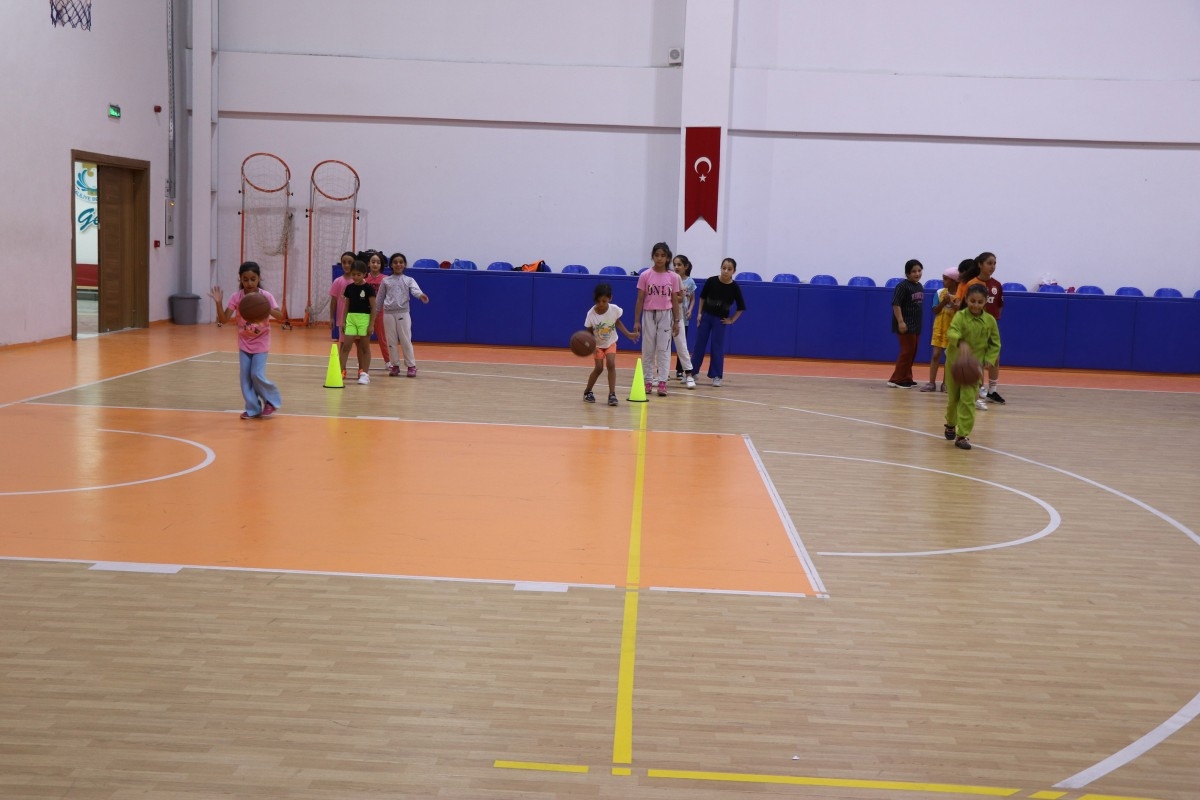 Çocuklar, yaz tatilinde Haliliye Belediyesi ile basketbol öğreniyor