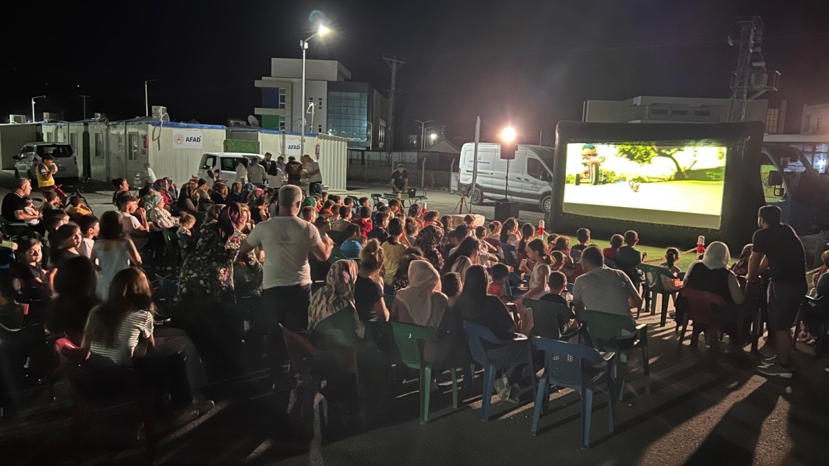 Depremzede çocuklara sinema etkinliği  - Videolu Haber