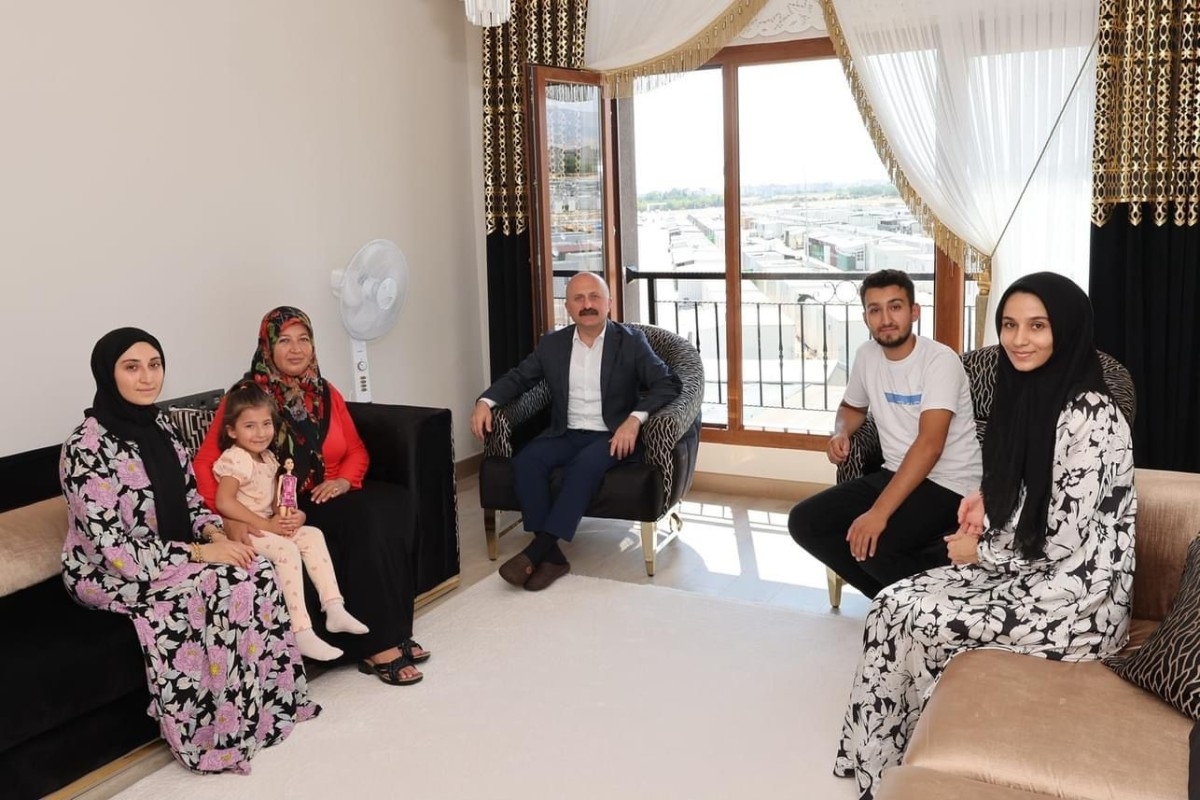 Vali Varol, depremzedeleri yapılan konutlarda ziyaret etti