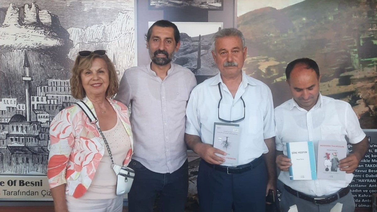 Yazar-Şair Murat Kayış, Besni Eğitim Bayramı’nda okurlarıyla buluştu