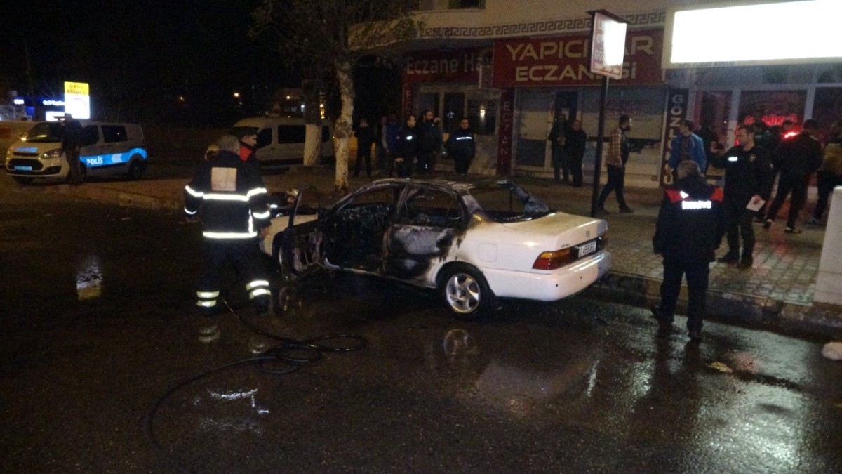 Seyir halindeki otomobil alev alev yandı  - Videolu Haber