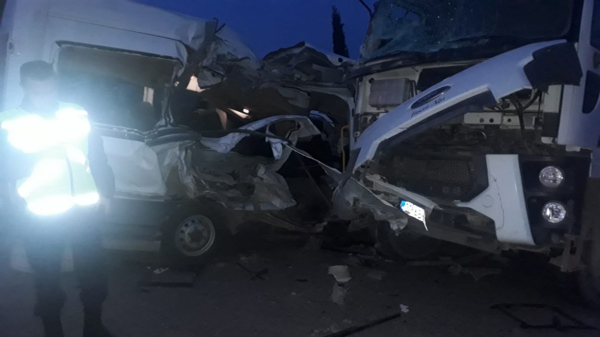 Adıyaman'da minibüs ile kamyonet çarpıştı: 1 ölü, 4 yaralı